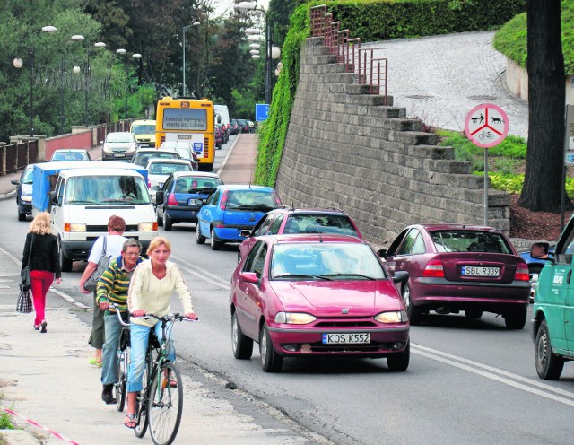 Korki przy dojeździe do mostu Piastowskiego to codzienność.