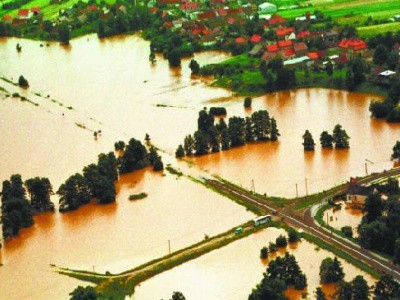 9 lipca 1997 r. w Krapkowicach. Woda z Odry i Osobłogi  zalewa skrzyżowanie drogi krajowej 45 i wojewódzkiej 416. Dla bezpieczeństwa powodziowego w tym rejonie nie zrobiono dotąd nic.