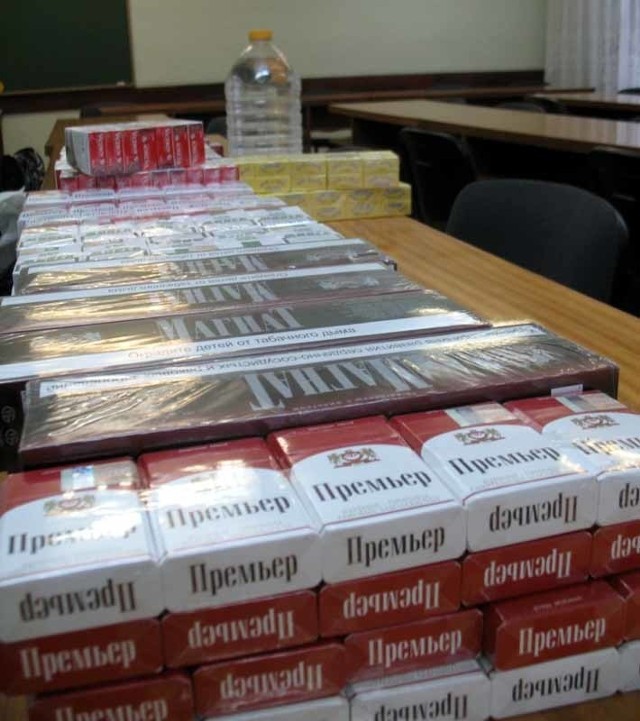Policjanci znaleźli 567 paczek papierosów bez polskich znaków skarbowych i pięć litrów spirytusu.