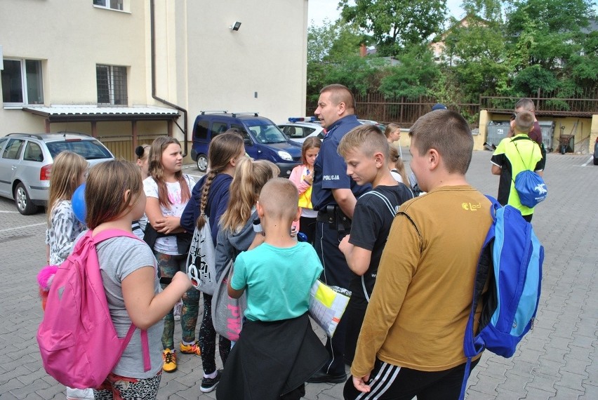 Jak wygląda cela? Jak się pobiera odciski palców?  O tym dowiedzieli się obozowicze od radziejowskich policjantów