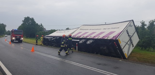 W Sobótce ciężarówka wpadła do rowu