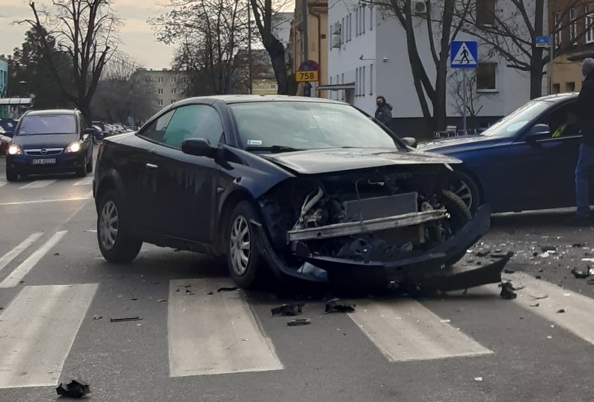 Kolizja w Tarnobrzegu. Obok komendy policji zderzyły się dwa samochody (ZDJĘCIA)