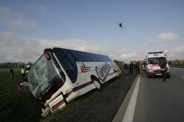 Wypadek szwedzkiego autokaru na A4. Prokuratura chce dla kierowcy kary 2 lat w zawieszeniu na 3