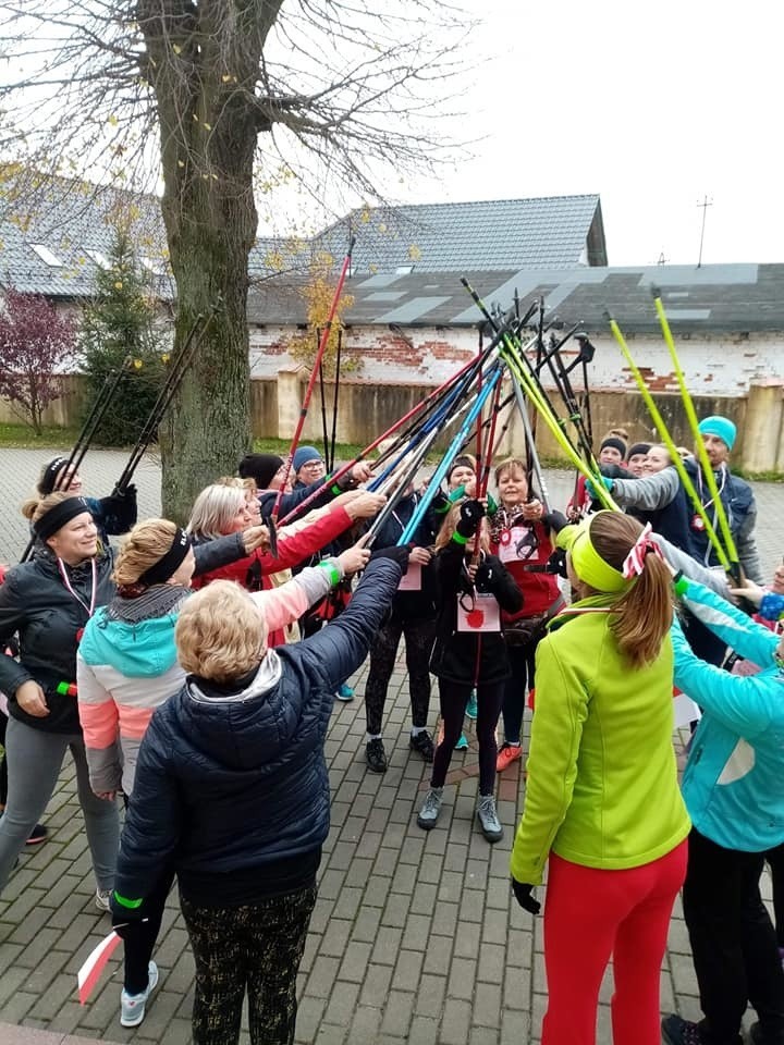 Niepodległościowy nordic walking w Kołczygłowach (zdjęcia)