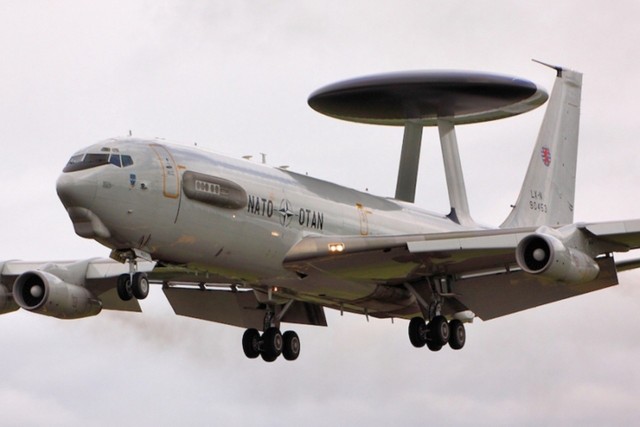 Tak wygląda samolot NATO AWACS. Przez kilka dni będzie można dostrzec go nad Polską. W sobotę trzykrotnie wykonał manewr touch&go na lotnisku w Pyrzowicach.Zobacz kolejne zdjęcia. Przesuń zdjęcia w prawo - wciśnij strzałkę lub przycisk NASTĘPNE