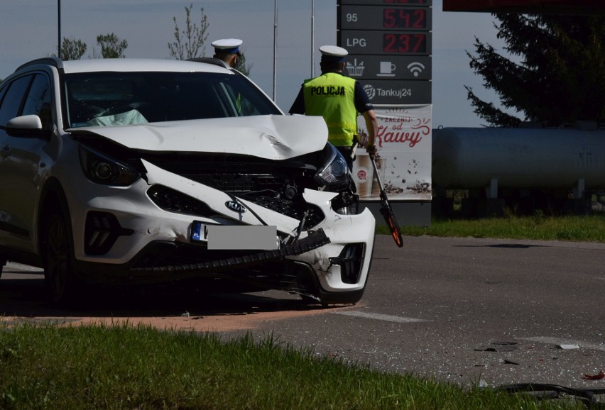 Wypadek w Damiętach, 13.05.2021. Zderzenie dwóch aut. Jedna osoba w szpitalu. Zdjęcia