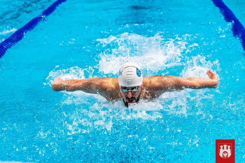 Zawody pływackie. Udział wzięło 234 zawodników. Uhonorowano legendę zgierskiego pływania.