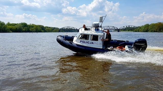 Toruń. Policjanci wyłowili kajakarza [ZDJĘCIA]