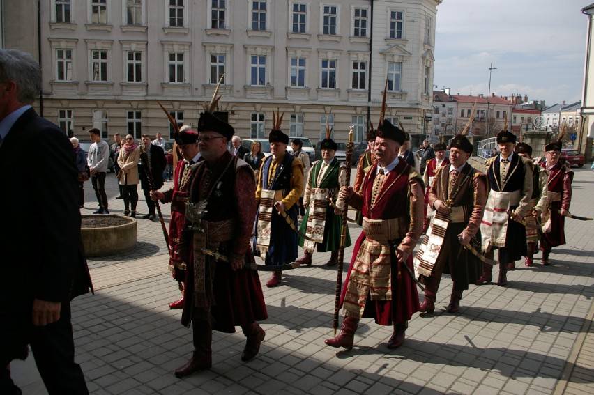 Gorlice. Cech Rzemiosł i Przedsiębiorczości ma nowy sztandar. Uroczyste poświęcenie w bazylice