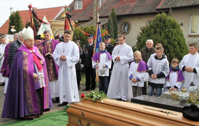 Czwartkowym uroczystościom pogrzebowym przewodniczył  bp senior ks. Bogdan Wojtuś. Po mszy św. w kościele  pw. św. Stanisława BiM w Rynarzewie kondukt żałobny przeszedł przez rynek, a następnie  ul. Szkolną dotarł do kościoła pw. św. Katarzyny Aleksandryjskiej. Przy tej świątyni złożono trumnę z ciałem zasłużonego kapłana. Ksiądz Stanisław Różniak spoczął obok grobu ks. Ludwika Górskiego, budowniczego kościoła parafialnego w Rynarzewie.