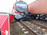 Tragiczny wypadek na przejeździe kolejowym w Mikanowie. Dwie osoby nie żyją
