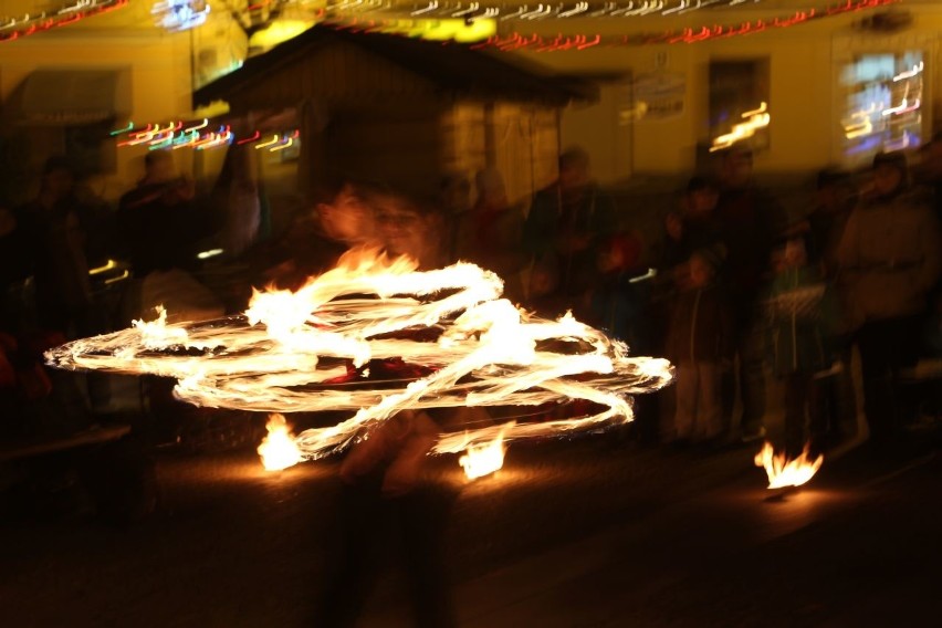 Pokaz tańca z ogniem na rynku (zdjęcia, wideo)