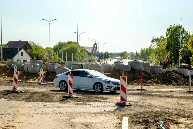 Pijani robotnicy kierujący ruchem na Ciołkowskiego w Białymstoku stracili już pracę. Policja wyjaśnia incydent