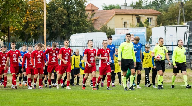 Piłkarze Wdy Świecie (czerwone stroje) zdominowali rozgrywki rundy jesiennej w IV lidze kujawsko-pomorskiej