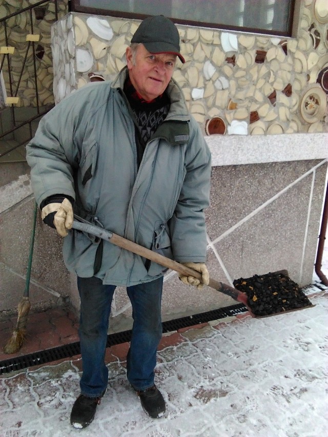 Zenon Nowak z Trzebini cieszy się, że utracona tona węgla wróci do   niego jeszcze tej zimy. Liczy, że uda się uchronić deputat także za rok
