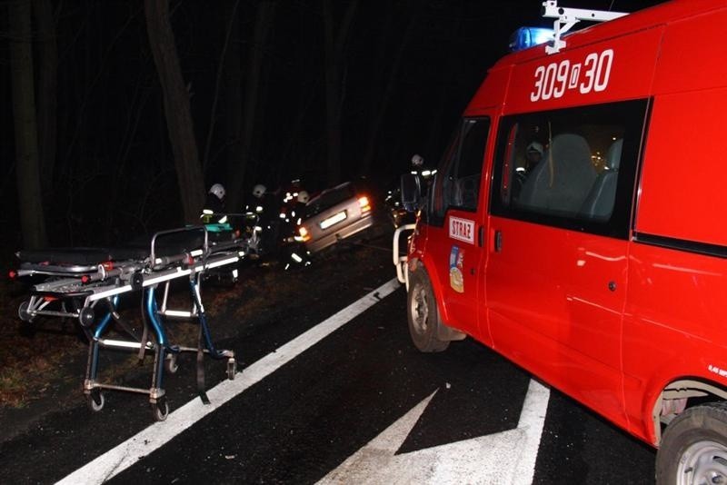 Jedna osoba została ranna w zderzeniu mercedesa i...