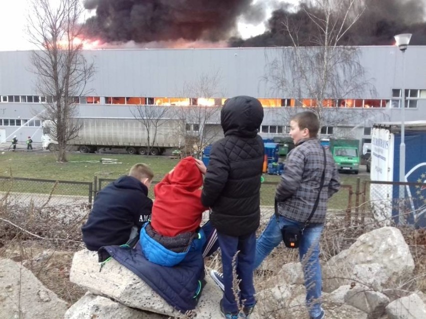 Groźny pożar w strefie ekonomicznej