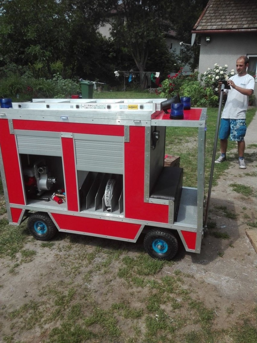Wolontariusze PGE dla dziecięcej drużyny pożarniczej z Suchorzowa zbudowali mały wóz bojowy
