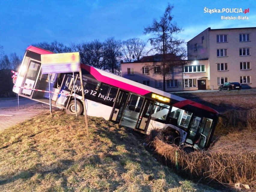 Autobus wypadł z drogi i zawisł na skarpie