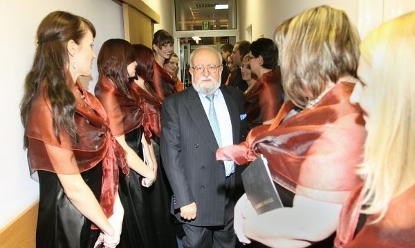 Krzysztof Penderecki w otoczeniu chórzystek