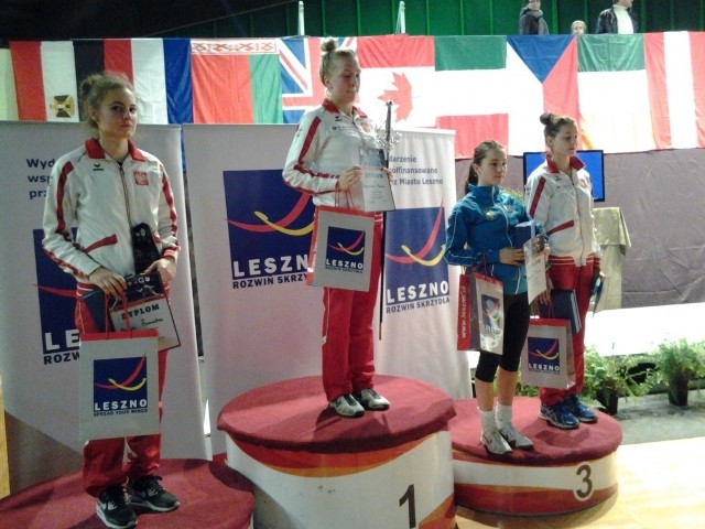 Sandra Sulik z lewej i Marika Chrzanowska z prawej na podium w Lesznie.
