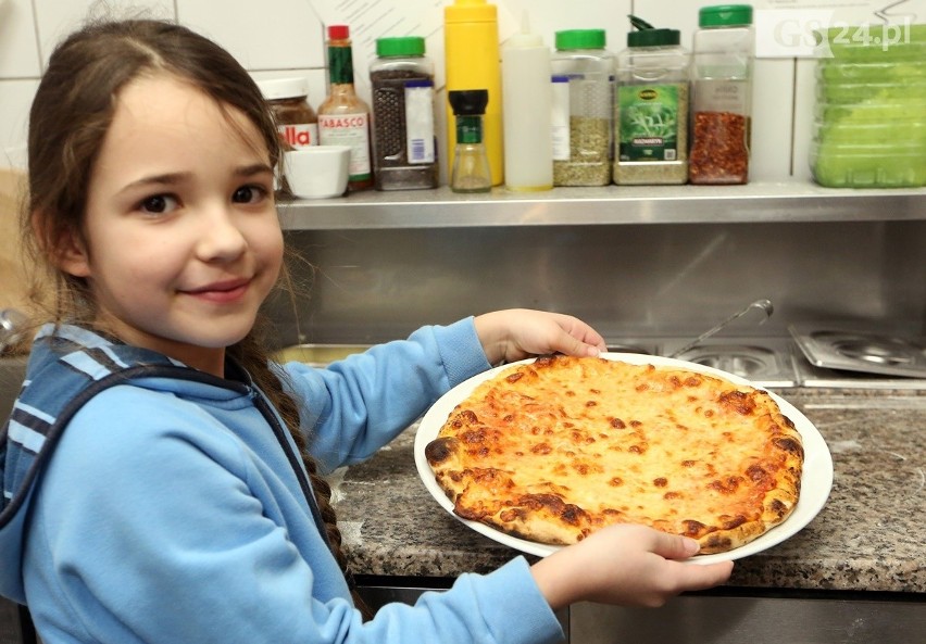 Międzynarodowy Dzień Pizzy: Tak właśnie się ją robi! [WIDEO, ZDJĘCIA]