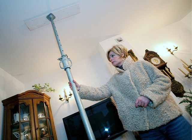 Małgorzata Gawrońska pokazuje podporę, którą musiała postawić w salonie. W przeciwnym razie, strop by się załamał