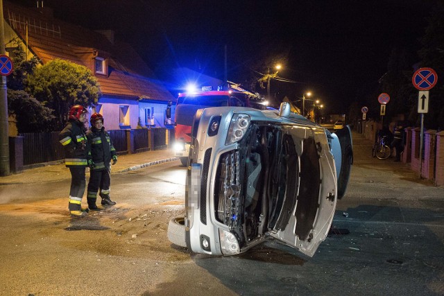 We wtorek (23.04) po godzinie 21 na skrzyżowaniu ulic Banacha i Chrobrego w Słupsku doszło do groźnie wyglądającego zdarzenia dwóch samochodów. W wyniku zdarzenia, niegroźne obrażenia poniosła jedna osoba. Na miejscu zdarzenia pracują policjanci słupskiej drogówki oraz straż pożarna. Siła uderzenia była na tyle duża, że jedno z aut przewróciło się na bok.Zobacz także: Groźna kolizja przy ul. Banacha i Chrobrego [ZDJĘCIA]