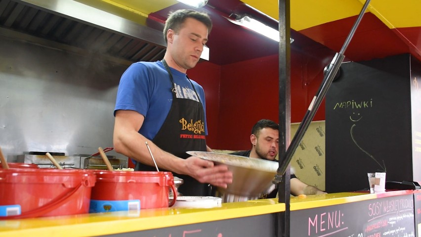 II Festiwal Smaków Food Trucków w Brodnicy. Kuchnia z całego świata przed Pałacem Anny Wazówny. Zobacz wideo
