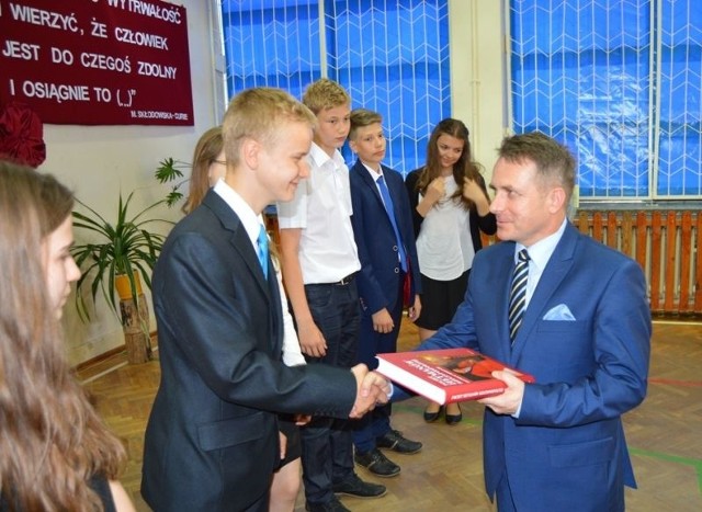 Burmistrz Jerzy Bauer nagradza uczniów