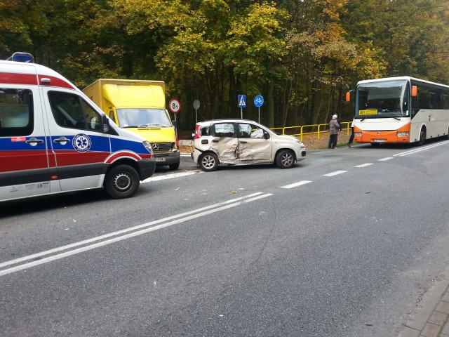 Na trasie Koronowo-Bydgoszcz przy skręcie na Bożenkowo doszło do wypadku z udziałem trzech pojazdów osobowych