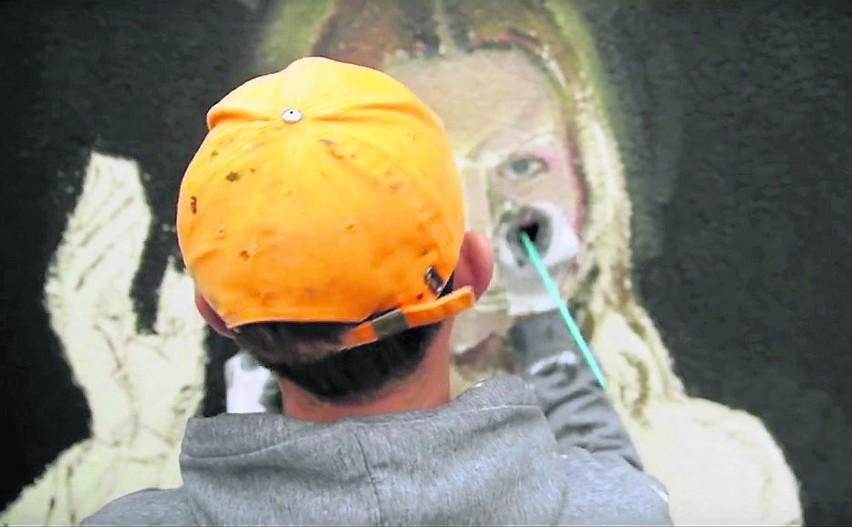 Mural na ŚDM. Przed dziełem graficiarza z Sącza klęczą wierni