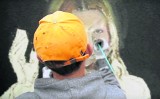 Mural na ŚDM. Przed dziełem graficiarza z Sącza klęczą wierni