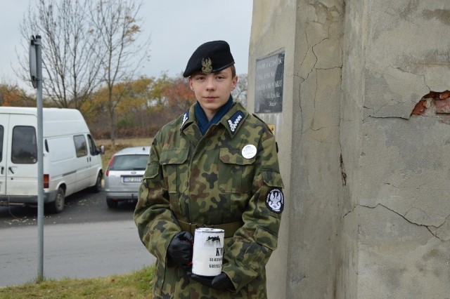 Wolontariusz Tomasz Wójcik - uczeń I klasy mundurowej Liceum Wyszyńskiego w Staszowie, kwestował przy cmentarzu w Staszowie w godzinach dopołudniowych.