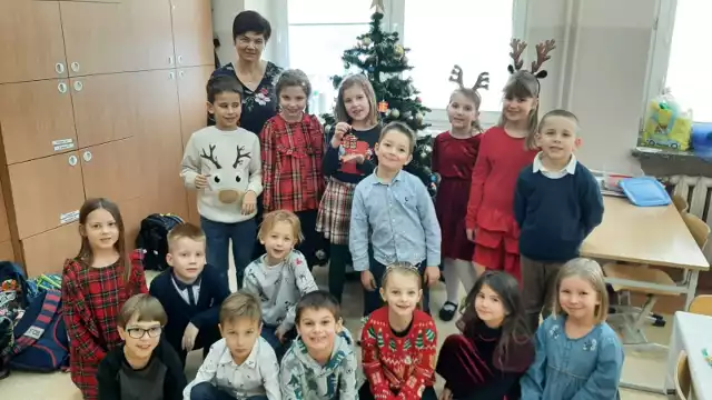 Zwycięska klasa I A z Publicznej Szkoły Podstawowej numer 2 w Grójcu wraz z wychowawczynią, panią Justyną Łyżwą.