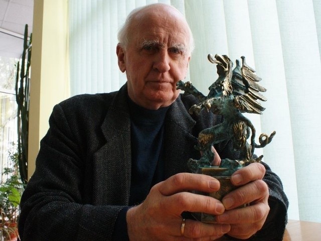 Marian Zieliński ze statuetką PNA, którą zdobył w 2011 roku