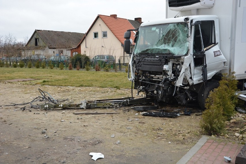 Poważny wypadek w Parlinie. Dwie ciężarówki zderzyły się z busem