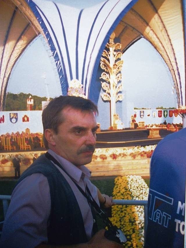 Wojciech Wichnowski jako fotoreporter podczas pielgrzymki Jana Pawła II do Torunia w 1999 roku 