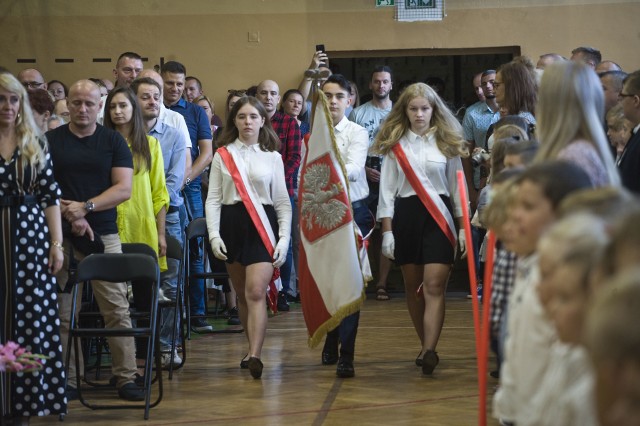 Uczniowie w całym kraju rozpoczynają rok szkolny 2019/20. W Koszalinie miejska inauguracja roku szkolnego odbyła się w Szkole Podstawowej nr 10.Zobacz także W tym roku polska rodzina przeznaczy na wyprawkę szkolną ponad 1,7 tys zł.