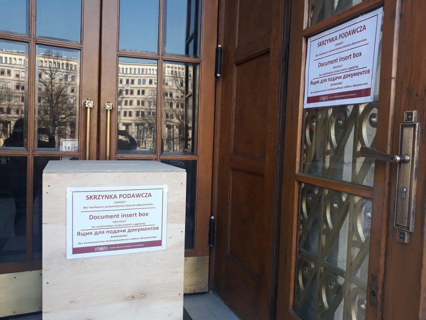 Urząd marszałkowski w Katowicach zamknięty, przy drzwiach...