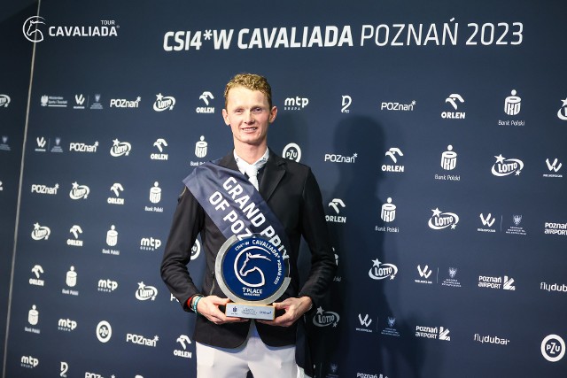 Holender Frank Schutter z trofeum za zwycięstwo w najbardziej prestiżowym konkursie poznańskiej Cavaliady