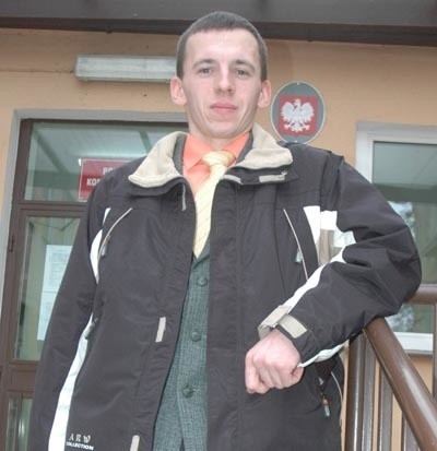 Ma 22 lata, jest kawalerem. Ukończył Zespół Szkół nr 3 w Międzychodzie. Rolnikiem jest także jego straszy brat Mariusz.