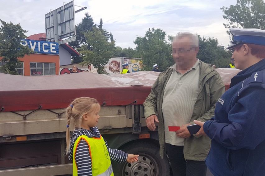 Policjanci z przedszkolakami niczym sędzia na mundialu....