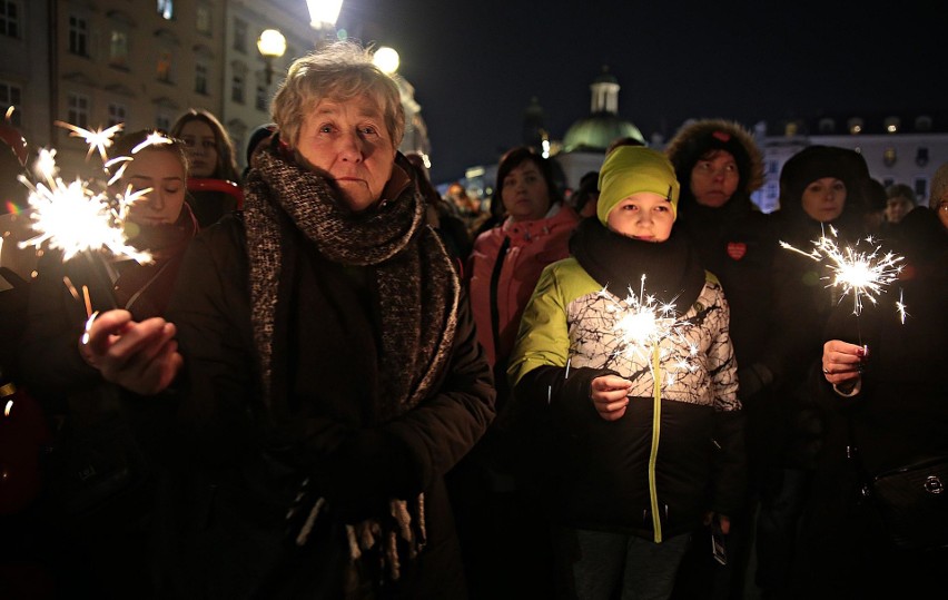 Kraków. Ulicami miasta przeszedł marsz wsparcia dla Jerzego Owsiaka i dla uczczenia pamięci Pawła Adamowicza [ZDJĘCIA]