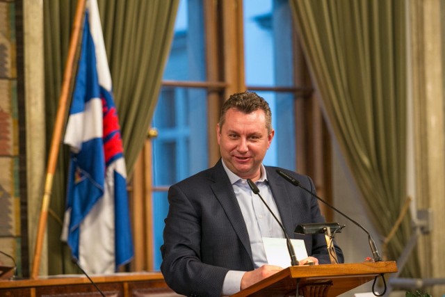Nowy przewodniczący Rady Miasta Krakowa Rafał Komarewicz w środę zorganizował konferencję, podczas której wyjaśnił, dlaczego doszło do zmian w prezydium RMK i objął najważniejszą w niej funkcję.