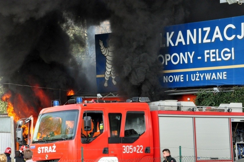 Kraków: pożar zakładu wulkanizacyjnego przy ul. Prądnickiej [ZDJĘCIA INTERNAUTÓW, WIDEO]