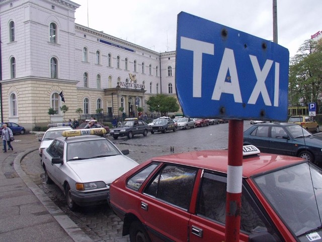 Najłatwiej przepłacić za kurs, wsiadając do taksówek stojących przed dworcem PKP.