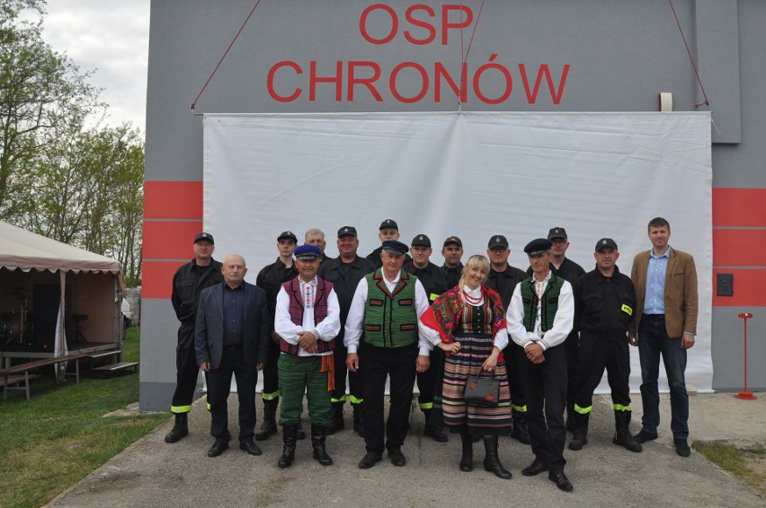 Potańcówka w Chronowie w gminie Orońsko. Przed remizą strażacką zagrały ludowe kapele. Zobaczcie zdjęcia