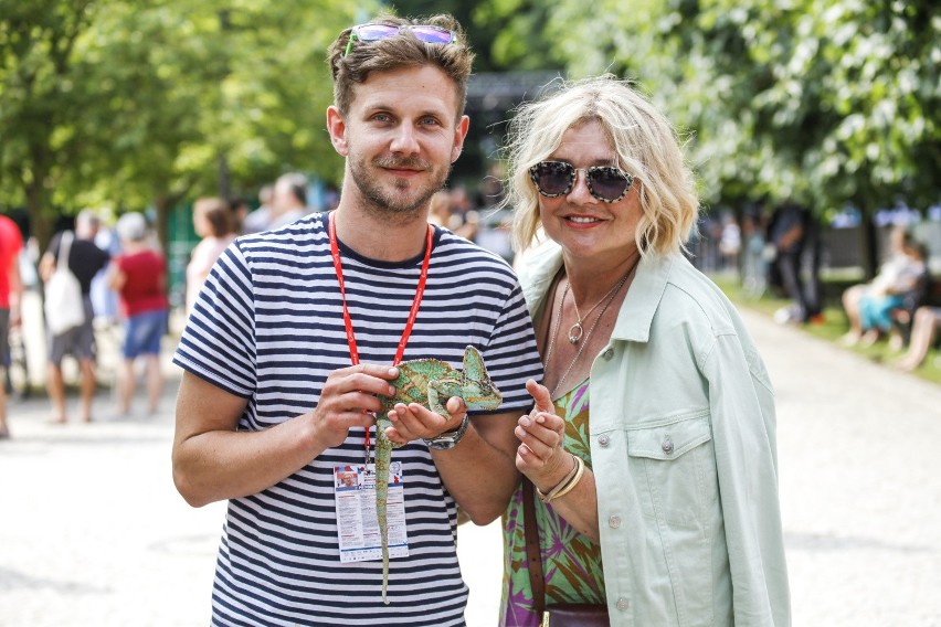 Antoni Królikowski z mamą na Festiwalu im. Pawła Królikowskiego, 2021