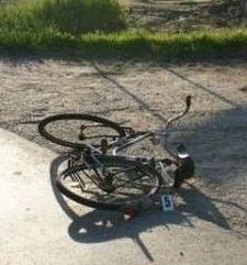 11-latek jechał rowerem, gdy nagle zderzył się z tico, który właśnie wyjeżdżał z podwórza.